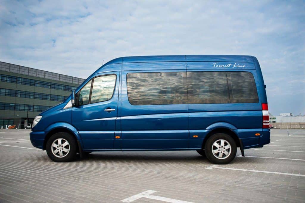 wynajem busa z kierowcą mercedes sprinter 8 osób + kierowca bok