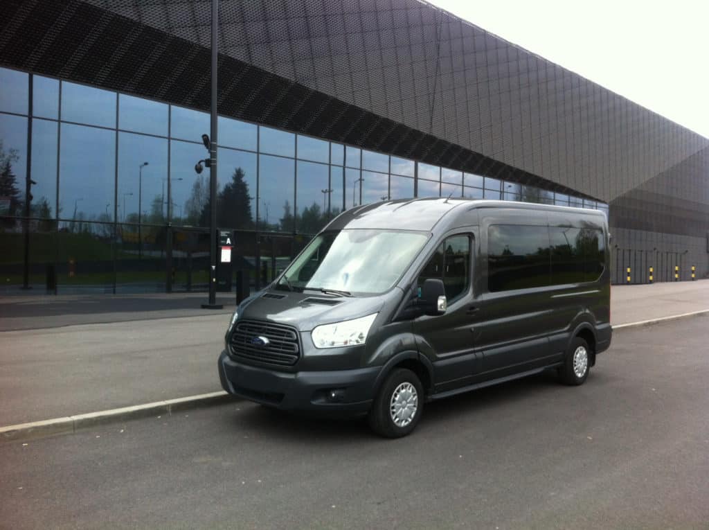 wynajem busa z kierowcą ford transit 16 osób + kierowca przód