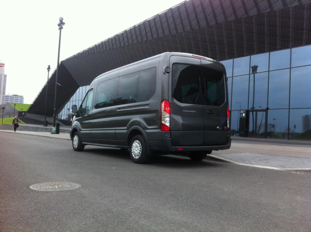 wynajem busa z kierowcą ford transit 16 osób + kierowca tył