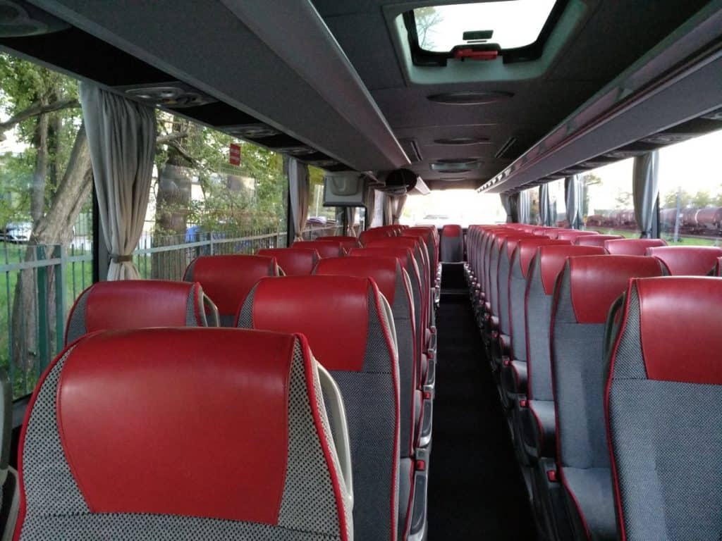 wynajem autokaru mercedes tourismo 55 osob + kierowca środek