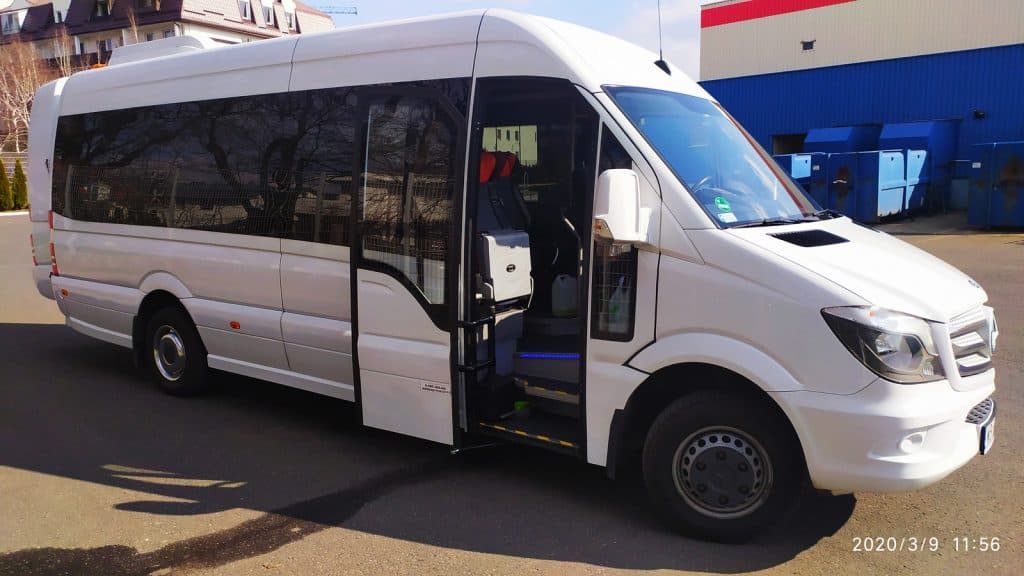 Wynajem busa Mercedes Sprinter 20 osób + kierowca bok