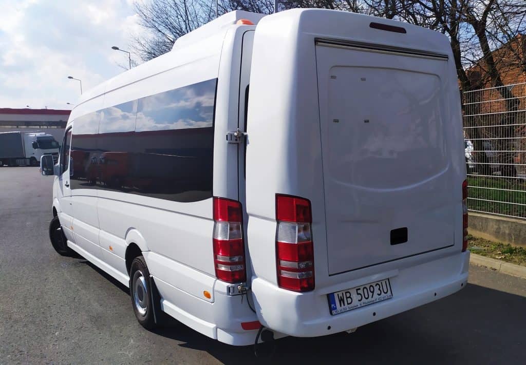 Wynajem busa Mercedes Sprinter 20 osób + kierowca tył