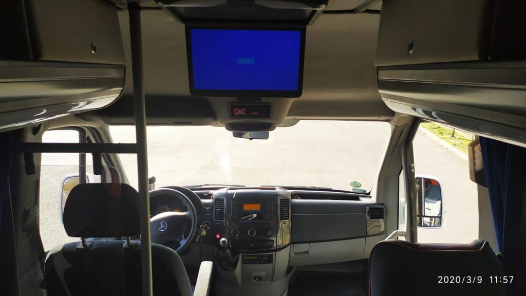 Wynajem busa Mercedes Sprinter 20 osób + kierowca środek