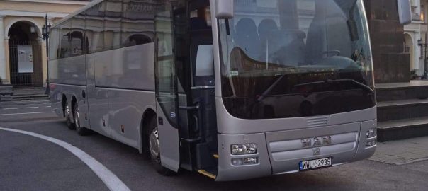 Wynajem autokaru Man 55 osób + 1 + kierowca przód