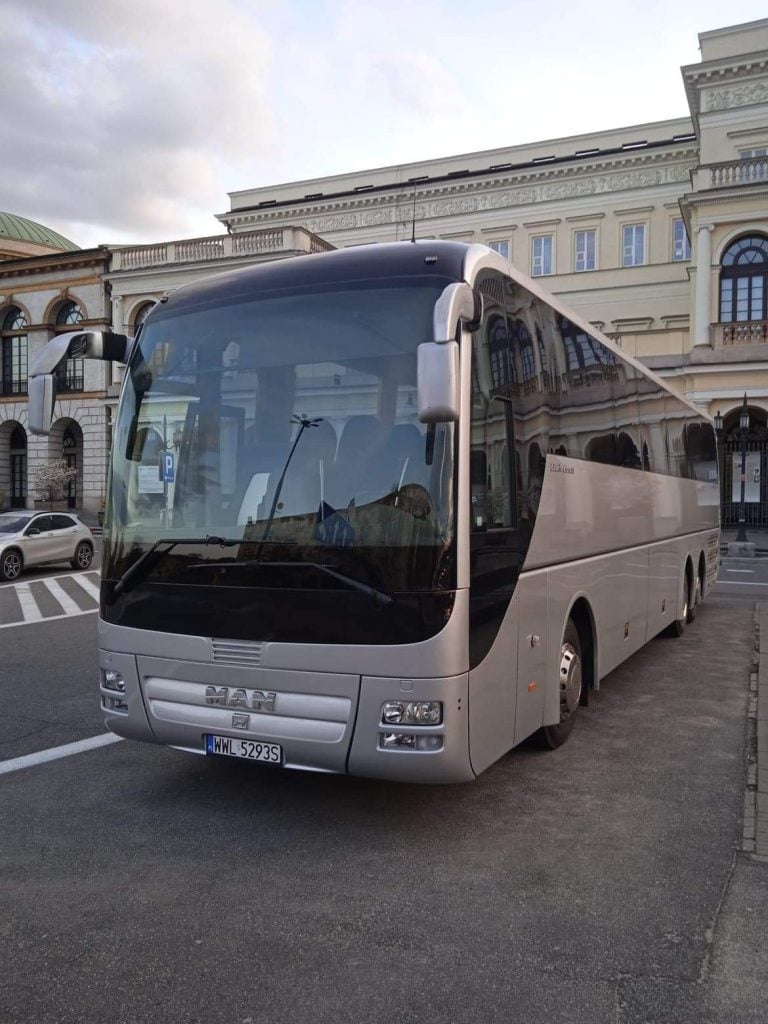 Wynajem autokaru Man 55 osób + 1 + kierowca przód