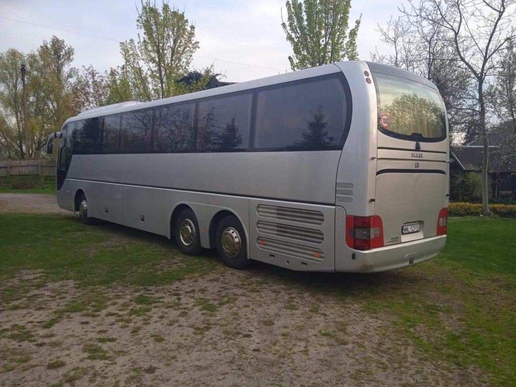 Wynajem autokaru Man 55 osób + 1 + kierowca bok