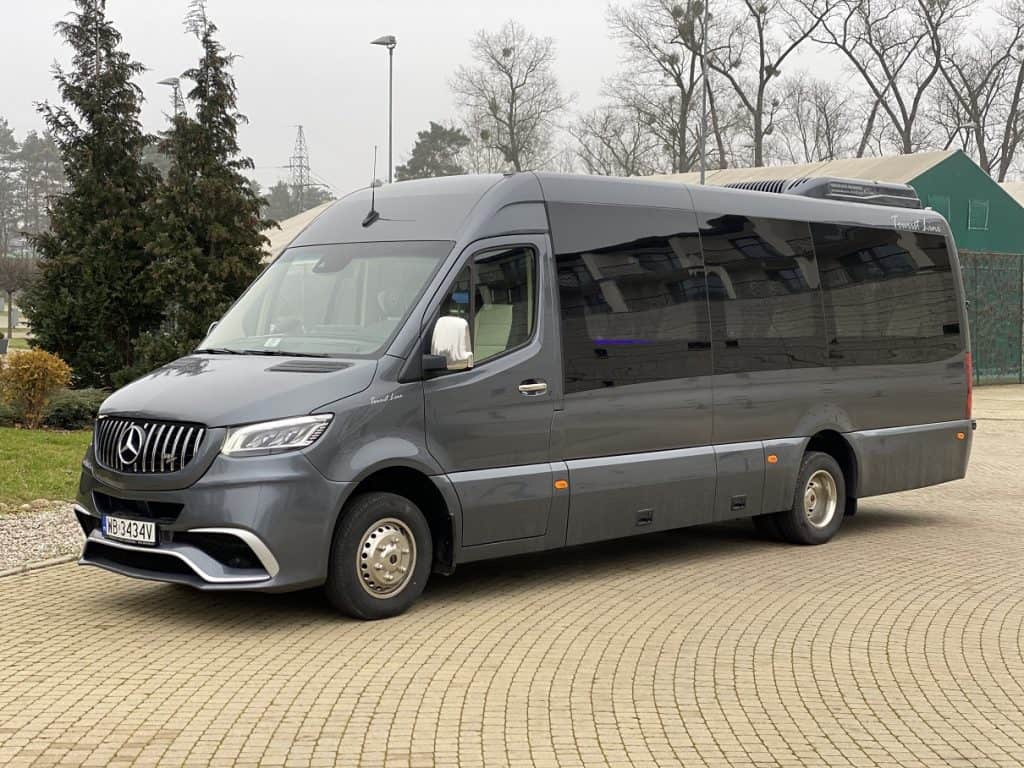 Wynajem busów mercedes sprinter 20 osób + kierowca bok
