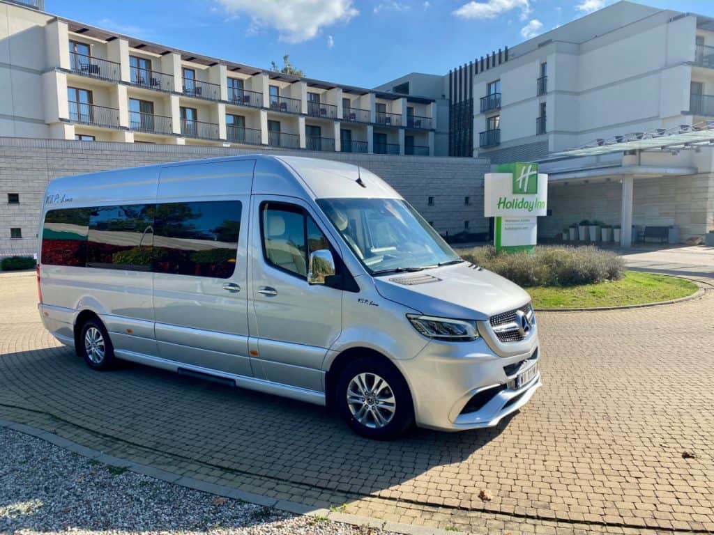 Wynajem busa Mercedes Sprinter 9 osób + kierowca bok