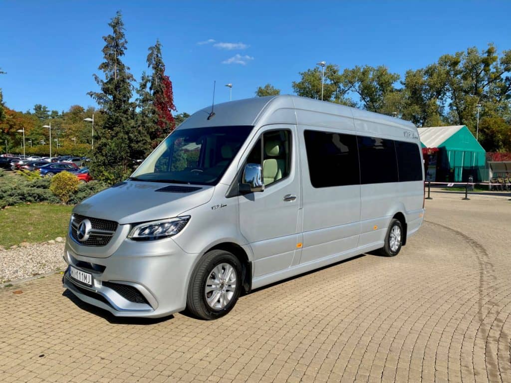 Wynajem busa Mercedes Sprinter 9 osób + kierowca bok