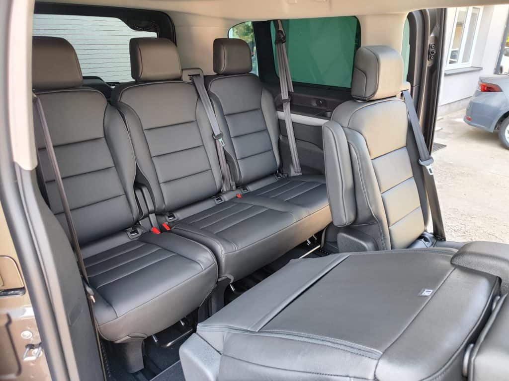 Wynajem busów Toyota Proace kanapa srodek