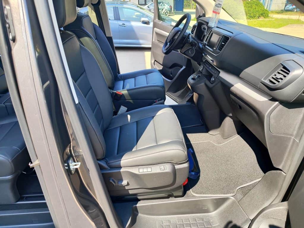 Wynajem busów Toyota Proace przod