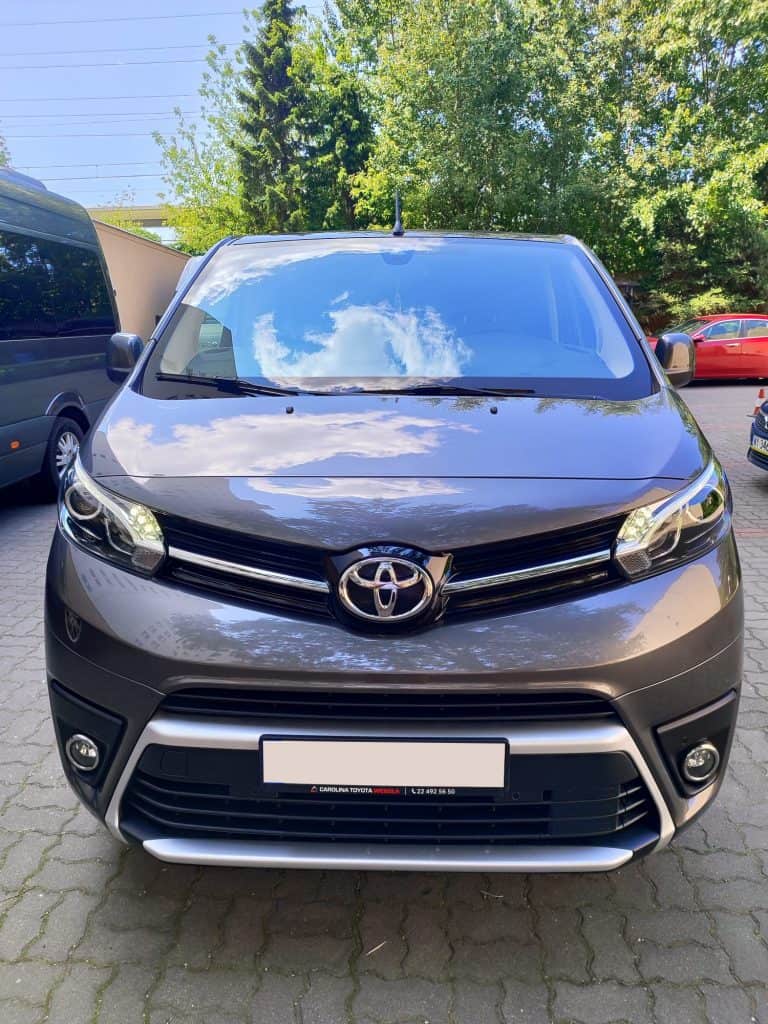 Wynajem busów Toyota Proace przód