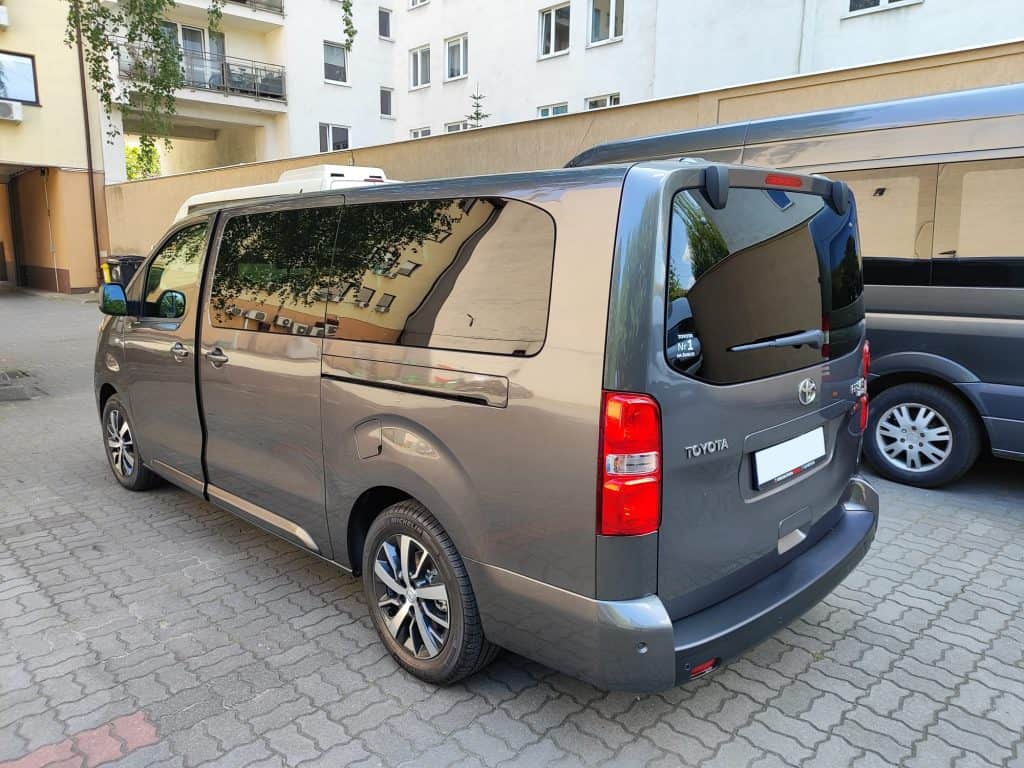 Wynajem busów Toyota Proace bok