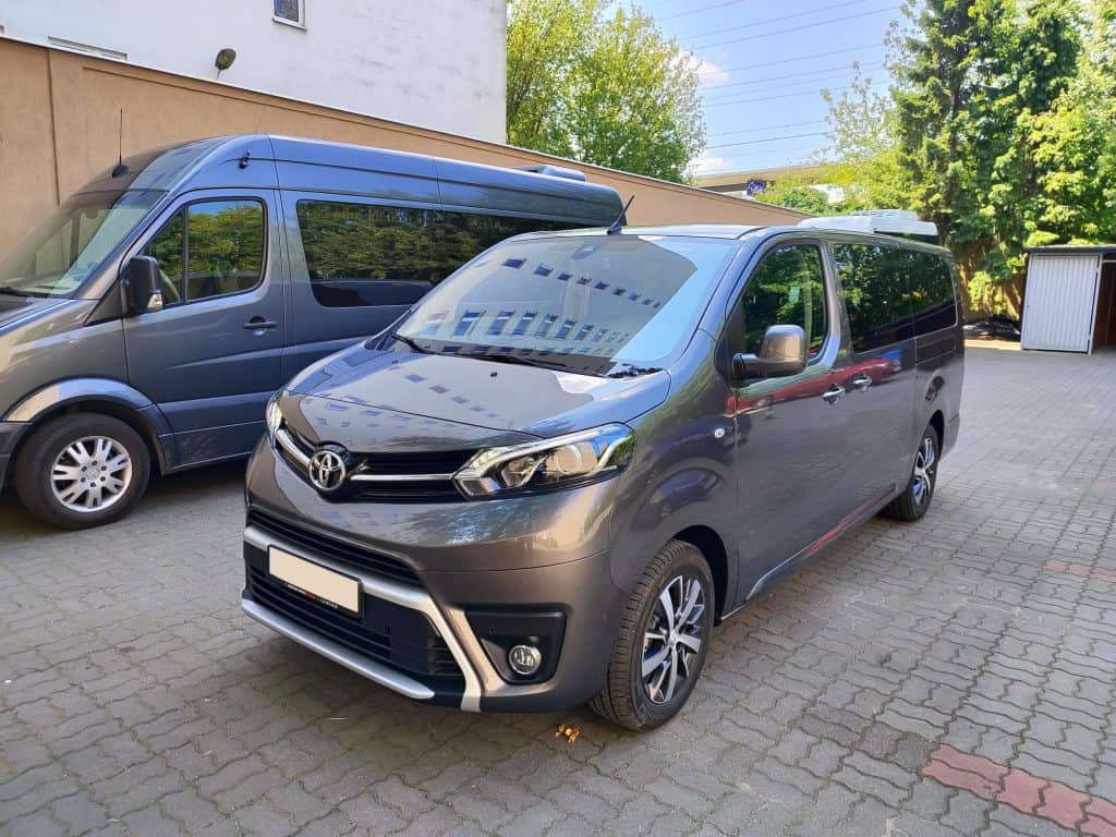 Wynajem busów Toyota Proace przód