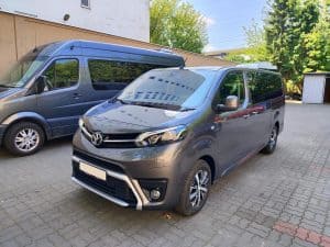 Wynajem busów Toyota Proace przód