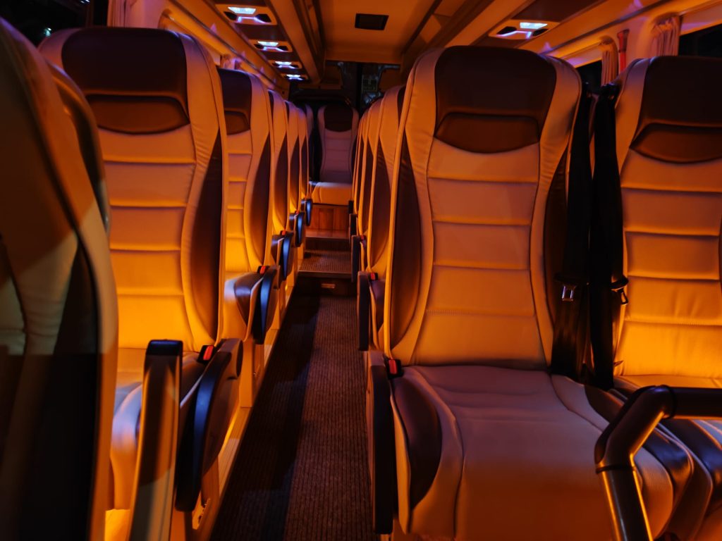 Wynajem busów Mercedes Sprinter 20 osób + kierowca środek