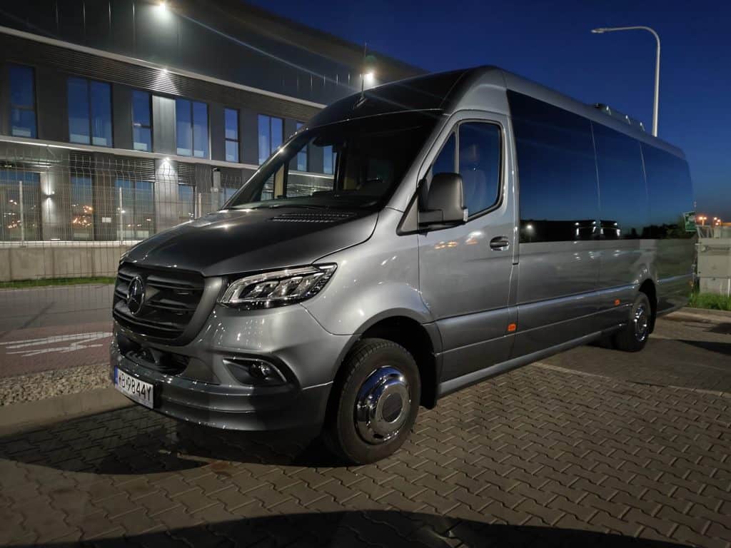 Wynajem busów Mercedes Sprinter 20 osób + kierowca przód