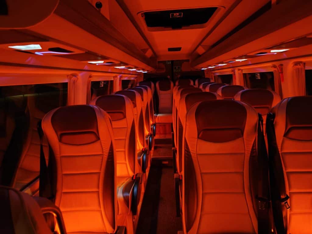 Wynajem busów Mercedes Sprinter 20 osób + kierowca środek