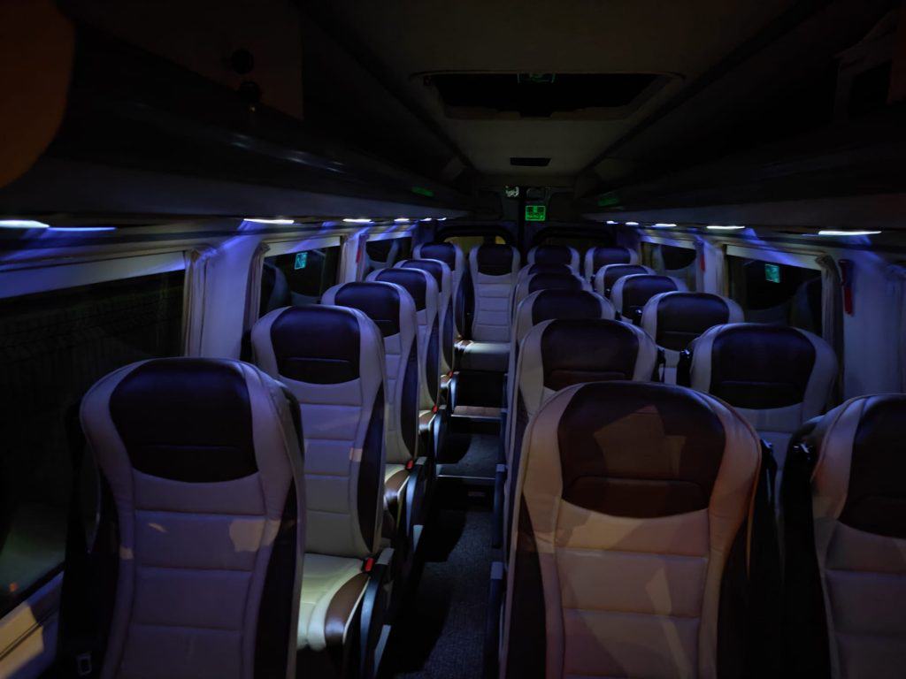 Wynajem busów Mercedes Sprinter 20 osób + kierowca środek