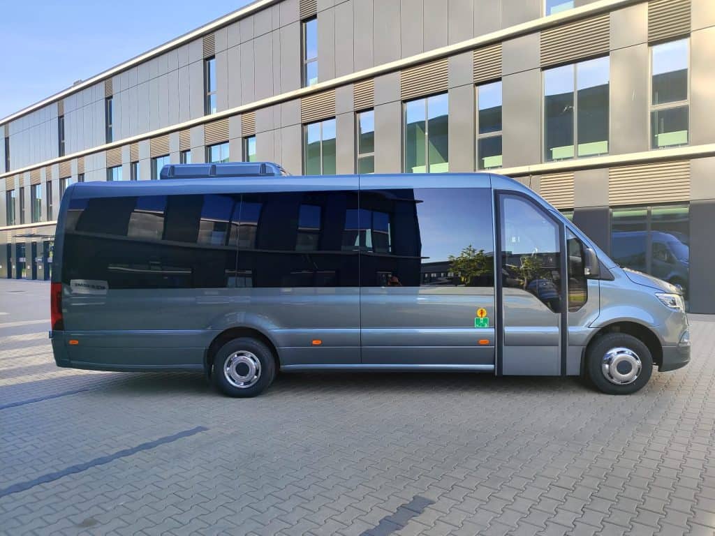 Wynajem busów Mercedes Sprinter 20 osób + kierowca bok