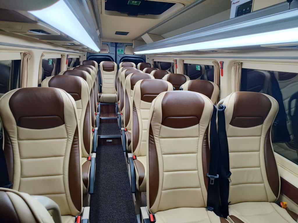 Wynajem busów Mercedes Sprinter 20 osób + kierowca środek