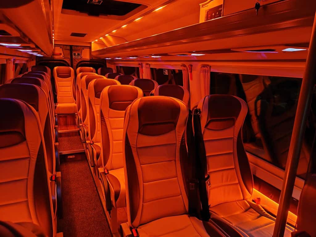 Wynajem busów Mercedes Sprinter 20 osób + kierowca środek