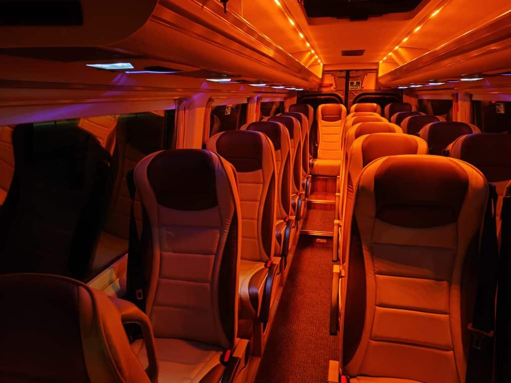 Wynajem busów Mercedes Sprinter 20 osób + kierowca środek