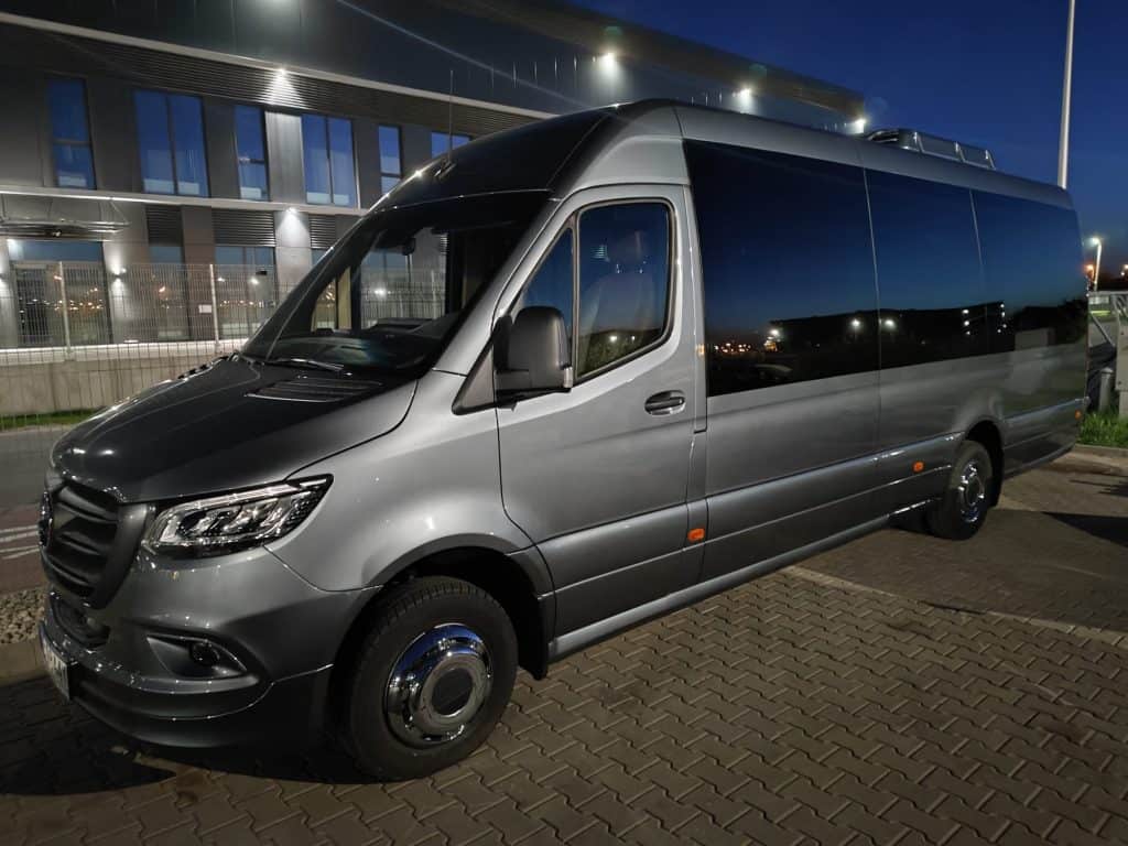 Wynajem busów Mercedes Sprinter 20 osób + kierowca bok