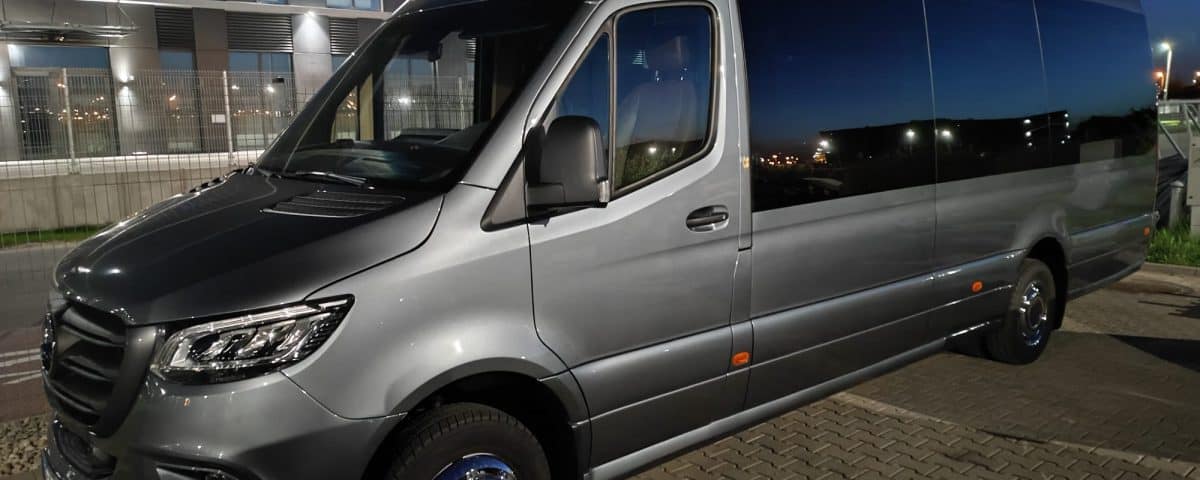 Wynajem busów Mercedes Sprinter 20 osób + kierowca bok