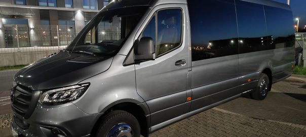 Wynajem busów Mercedes Sprinter 20 osób + kierowca bok