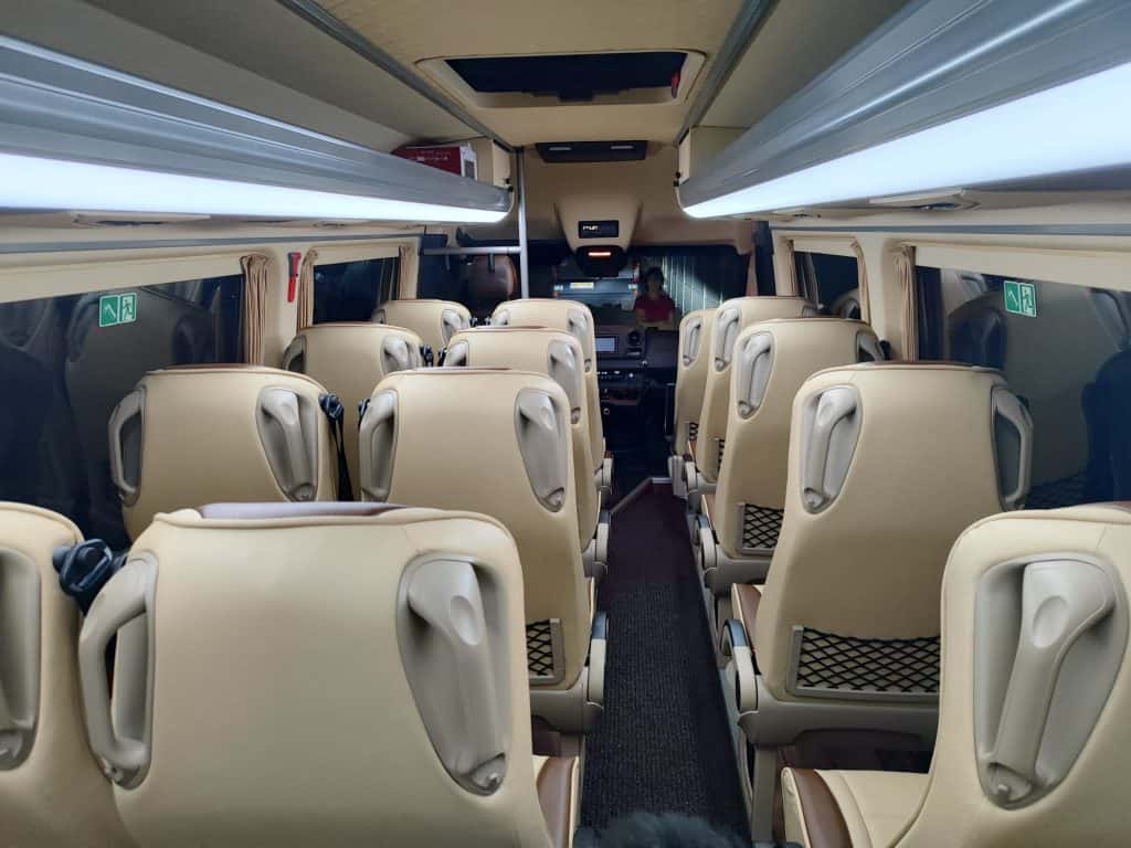 Wynajem busów Mercedes Sprinter 20 osób + kierowca środek