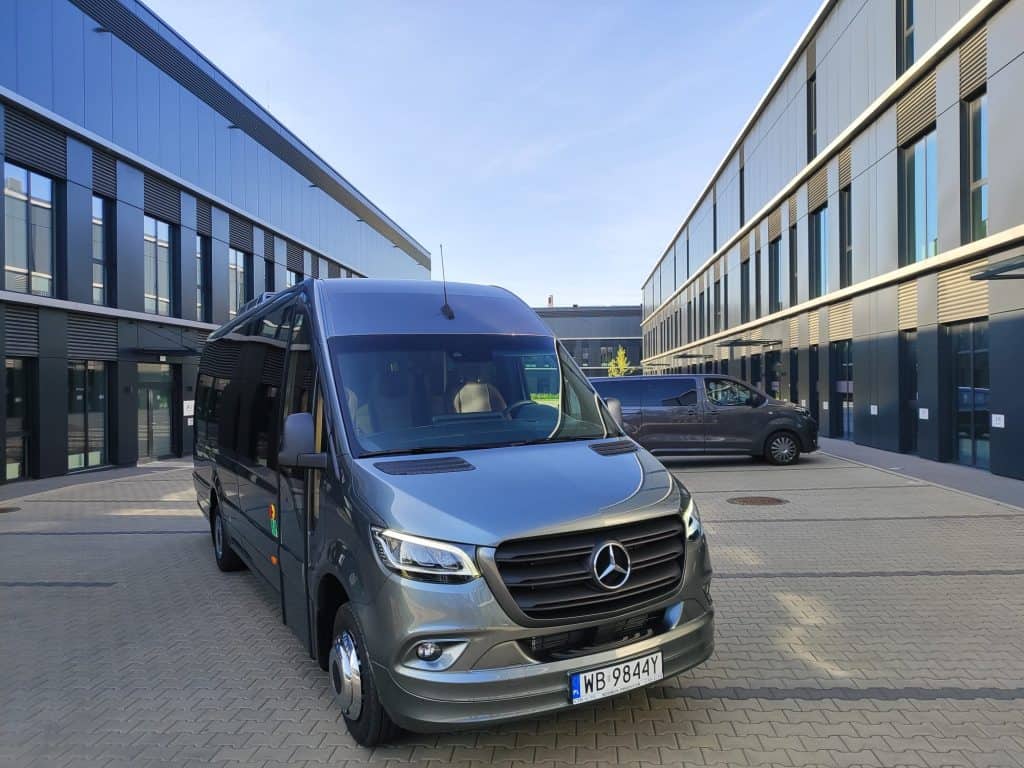 Wynajem busów Mercedes Sprinter 20 osób + kierowca przód
