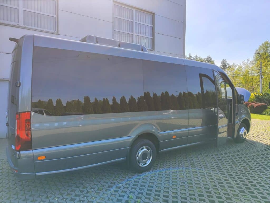 Wynajem busów Mercedes Sprinter 20 osób + kierowca bok