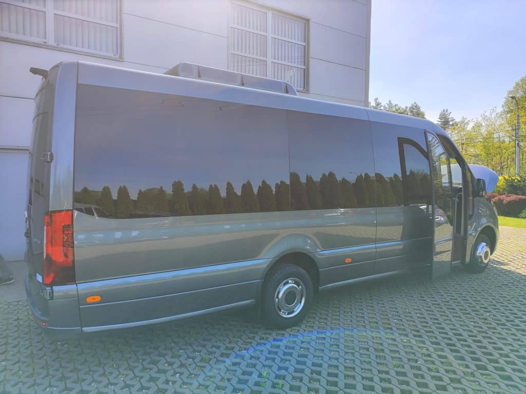 Wynajem busów Mercedes Sprinter 20 osób + kierowca bok