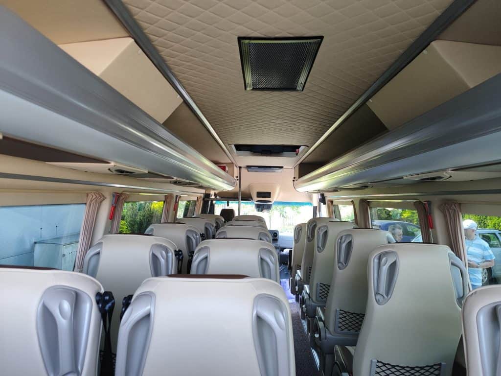 Wynajem busów Mercedes Sprinter 20 osób + kierowca środek