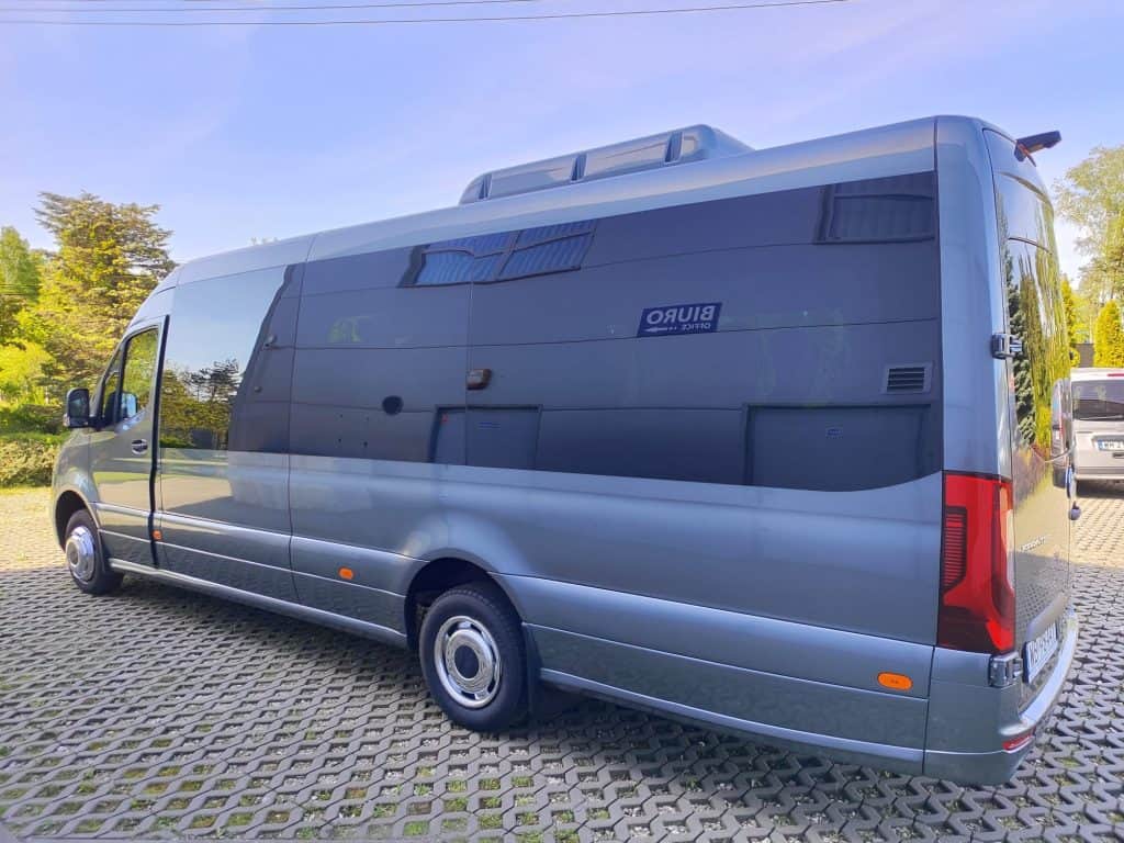 Wynajem busów Mercedes Sprinter 20 osób + kierowca bok