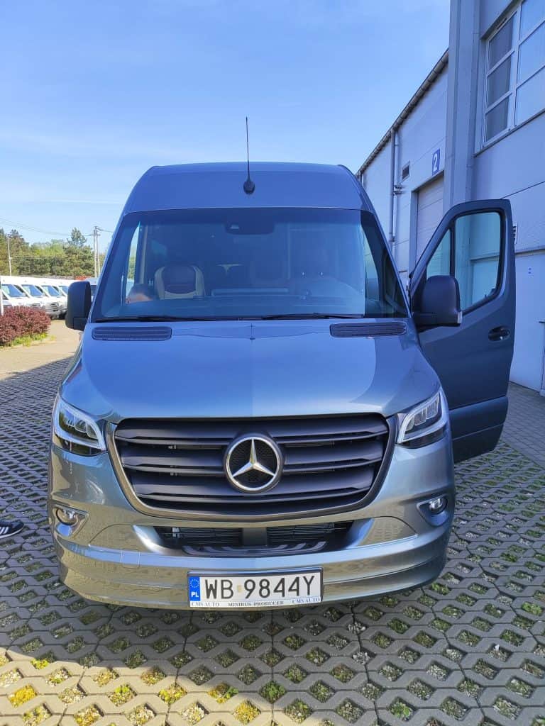 Wynajem busów Mercedes Sprinter 20 osób + kierowca przód